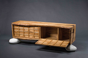 Комод на камнях, 2006